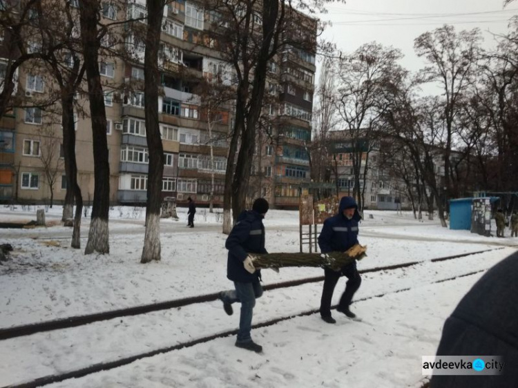 Авдеевские коммунальщики оперативно борются с последствиями непогоды (ФОТО)