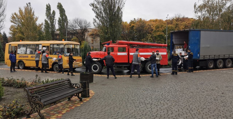 Рятувальники розвантажили близько 100 тонн гуманітарної допомоги для мешканців Донеччини