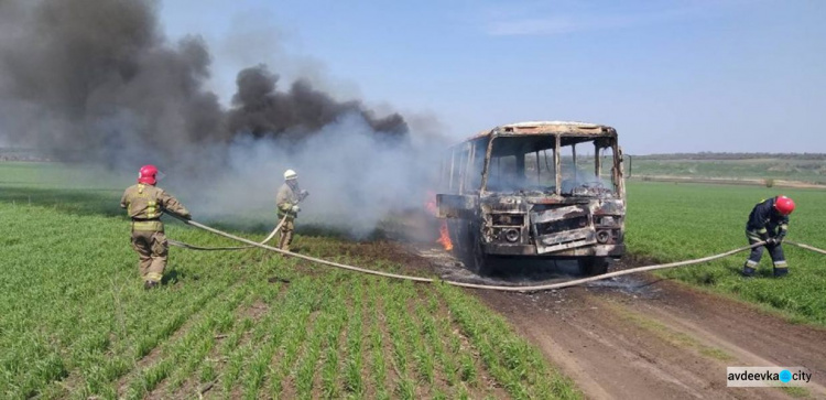 В Донецкой области на дороге полностью сгорел автобус (ФОТО)