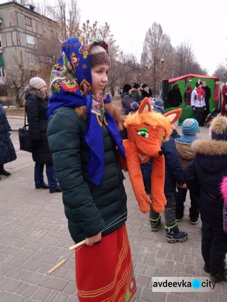 “Ёлочка, гори!”: в Авдеевке торжественно открыли главную городскую елку (ФОТО)