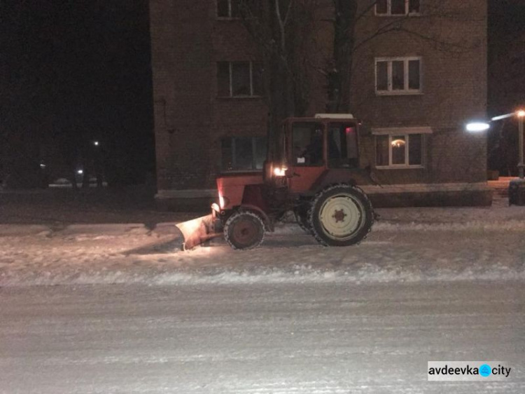 Как Авдеевку освобождают от снега: фоторепортаж