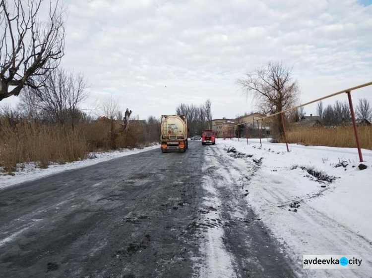 Авдеевские спасатели и коксохимики выручили попавший в ловушку бензовоз (ФОТО)