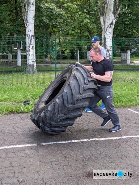 В Авдеевке прошли соревнования силачей «Казацкие развлечения»