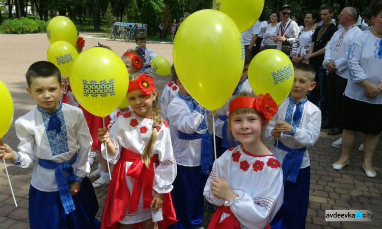 Авдеевка облачилась в вышиванки: фоторепортаж