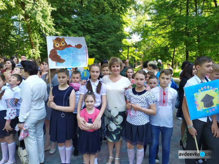 В школах Авдеевки ярко и трогательно отшумели последние звонки (ФОТОРЕПОРТАЖ)