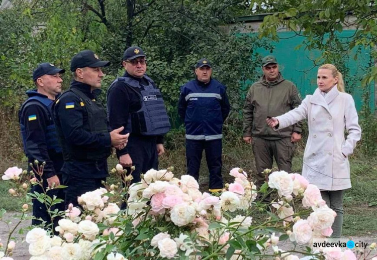 Рятувальників, які відновлюють житлові будинки в Авдіївці, привітали з професійним святом