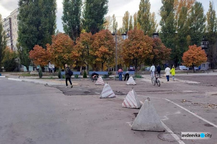 В Авдіївці біля ринку облаштували велопаркінг та пішохідні тротуари