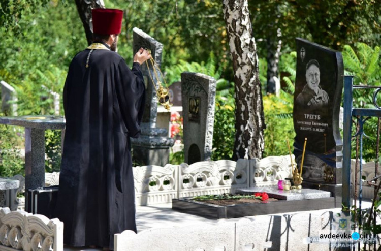 В Авдеевке и Марьинке почтили память полицейского-переселенца (ФОТО)