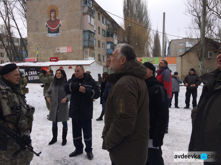 Депутат польского Сейма  Малгожата Госевская побывала на руинах авдеевских многоэтажек (ФОТО)