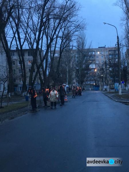 Авдеевские коммунальщики активно взялись за уборку города (ФОТОФАКТ)