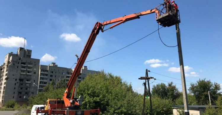 В Авдеевке АКХЗ восстанавливает уличное освещение одной из главных автодорог