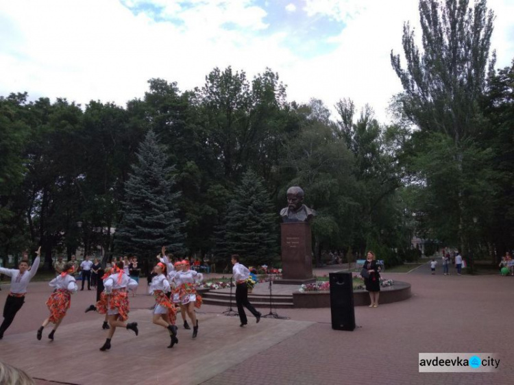 Прифронтовая Авдеевка ярко отмечает День Конституции Украины: ФОТОРЕПОРТАЖ