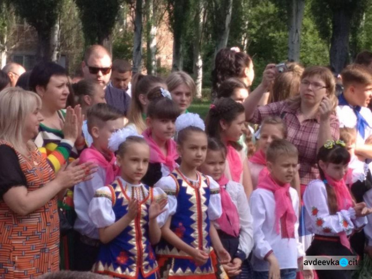 Для авдеевских школьников прозвенел последний звонок (ВИДЕО/ФОТООТЧЕТ)