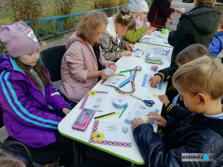 В Авдіївці школяри підготували вітальні листівки для військовослужбовців