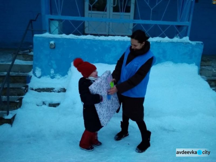 В Авдеевке продолжается подарочный марафон (ФОТО)