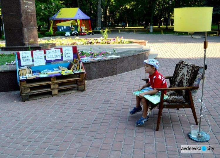 В Авдеевке состоялся музыкально-книжный вечер: фоторепортаж