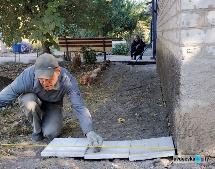 В поселке Новгородское жители обустраивают многоквартирный дом