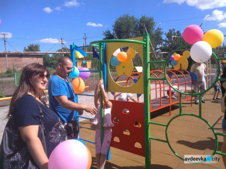 В авдеевском садике “Чебурашка” открыли долгожданную детскую площадку (ФОТО)