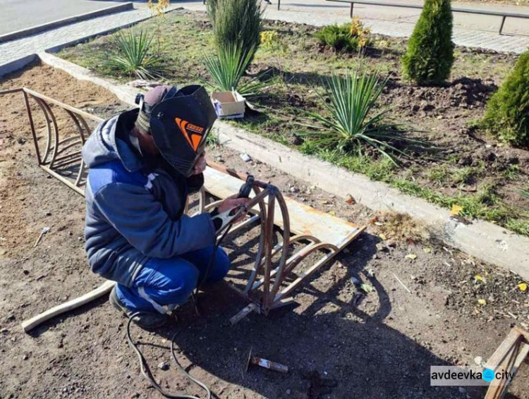 В Авдіївці біля ринку облаштували велопаркінг та пішохідні тротуари