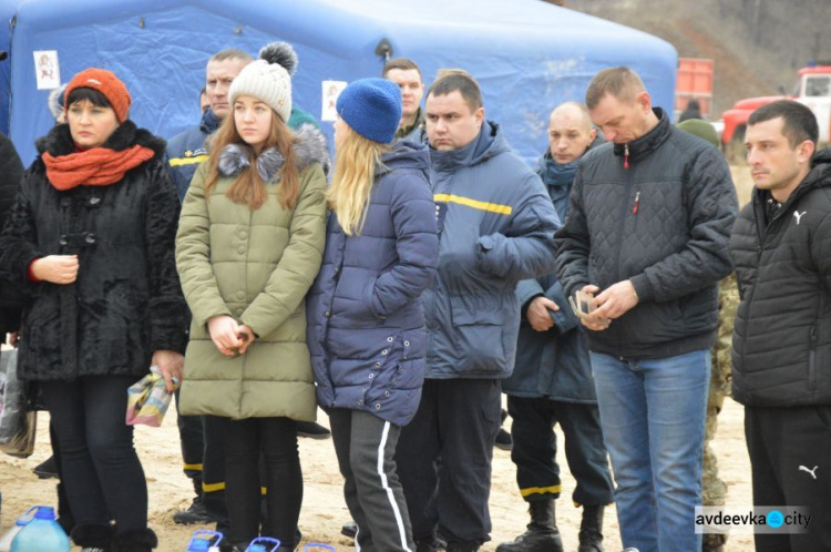 Сотни авдеевцев пришли окунуться в священную воду (ФОТОФАКТ)