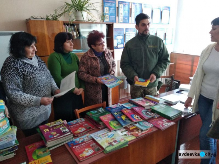 Авдеевские «симики» развозили подарки и учили безопасности (ФОТО)