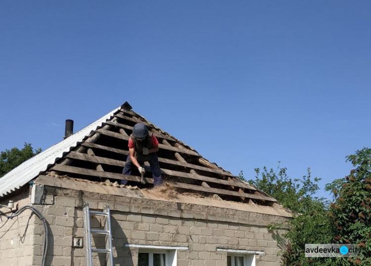 В Авдеевке с каждым днем становится все больше восстановленных домов (ФОТО)