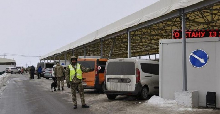 В понедельник у донбасской линии разграничения скопились большие очереди