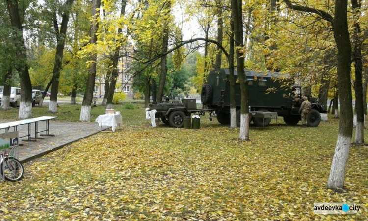 В Авдеевке продолжают готовиться к празднику Дня защитника Украины (ФОТОФАКТ)