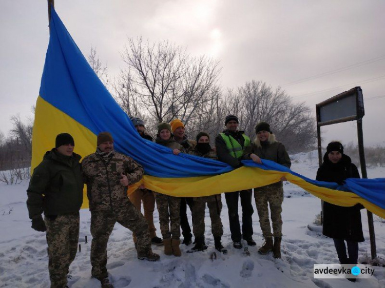 На въезде в Авдеевку реет восьмиметровый флаг Украины (ФОТО) 