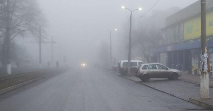 Авдеевку накрыл густой туман: видимость на дорогах предельно низкая (ФОТОФАКТ)