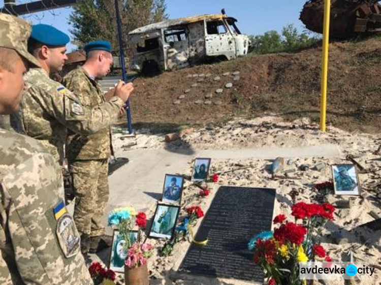 У авдеевской «промки» появился памятник погибшим воинам (ФОТО + ВИДЕО)