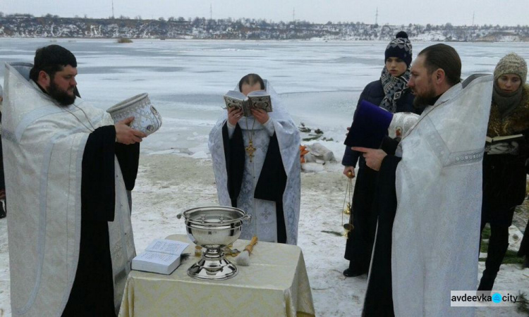 Фоторепортаж с Крещения в Авдеевке: Жители и гости города массово ныряют в прорубь