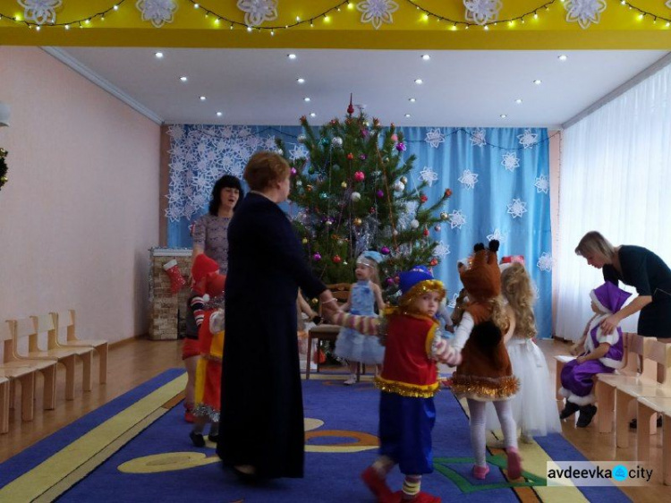 В авдеевском  "Колокольчике" прошёл новогодний утренник для малышей (ФОТО)