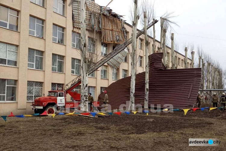 Шквальный ветер валил деревья в Донецкой области (ФОТО)