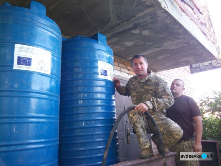 Представители Cimic Avdeevka привезли воду в прифронтовую зону (ФОТО)