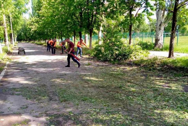 Комунальники Авдіївки продовжують оснащувати укриття та прибирати місто після обстрілів (ФОТОФАКТ)