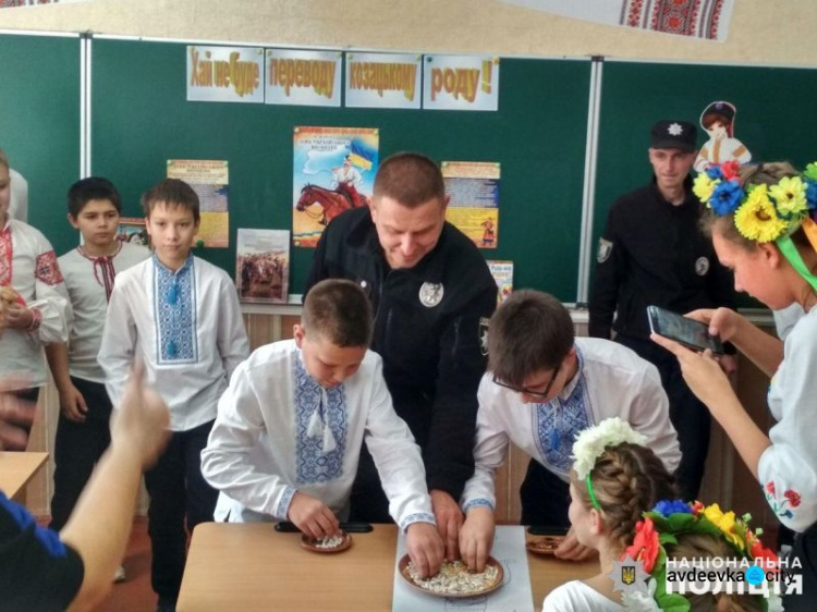 В Авдеевке школьники и копы вместе вспоминали обычаи и обряды казаков (ФОТО)