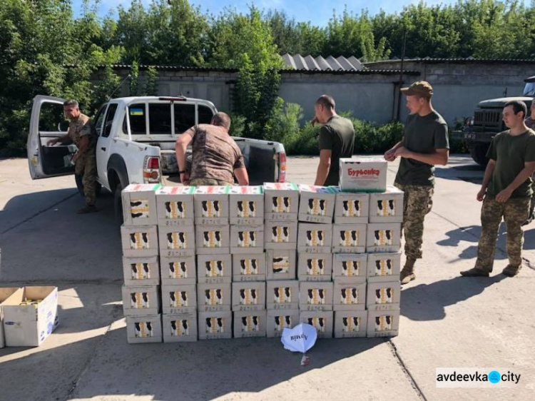 Защитников Авдеевки обеспечили молоком (ФОТО)