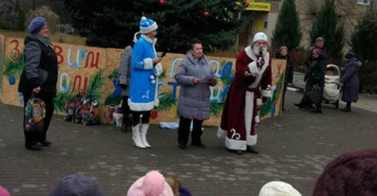 В прифронтовой Авдеевке рождественская елка зажгла огни (ФОТО)