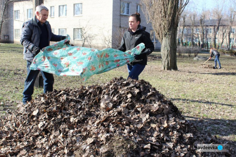 Авдеевку убирали взрослые и дети (ФОТО)