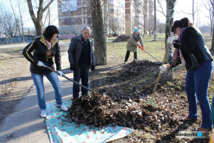 Авдеевку убирали взрослые и дети (ФОТО)