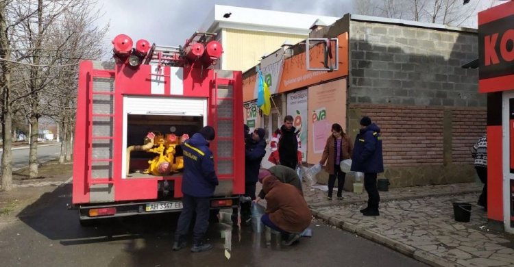 ДСНС щоденно підвозить технічну воду авдіївцям: графік