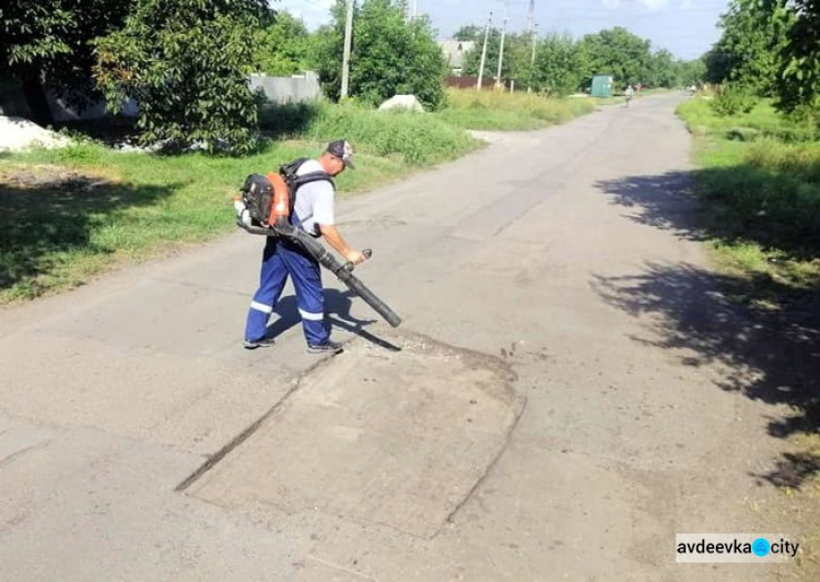 В Авдеевке коммунальная служба продолжает ремонтировать дороги в старой части города