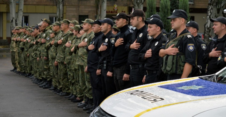 На улицы Донетчины вышло 430 нарядов полиции и собаки