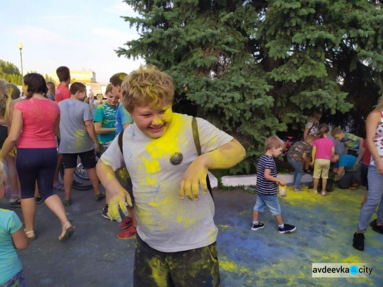 День независимости в Авдеевке: награждения, метания красок и концерт (ФОТОРЕПОРТАЖ)