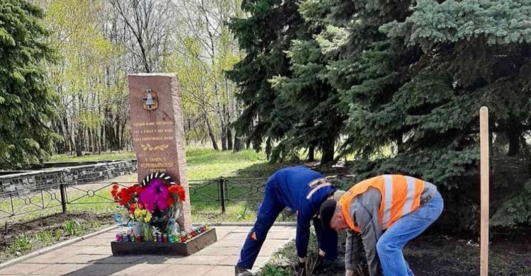 В Авдіївці біля меморіалу жертвам Чорнобильської трагеді висадили троянди