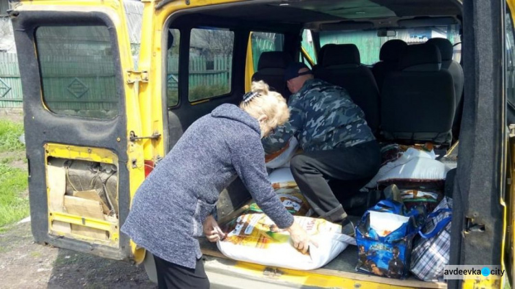 Сотрудники гуманитарного центра Пролиска-Авдеевка доставили в Водяное продукты и медикаменты