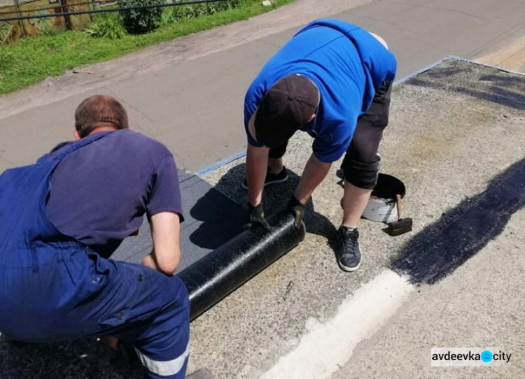 В Авдіївці комунальники продовжують ремонт старих бетонних зупинок (ФОТОФАКТ)