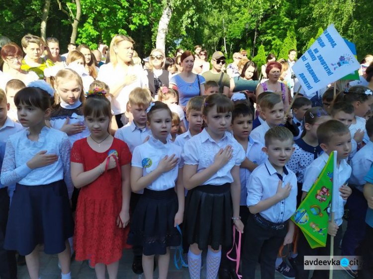 В школах Авдеевки ярко и трогательно отшумели последние звонки (ФОТОРЕПОРТАЖ)