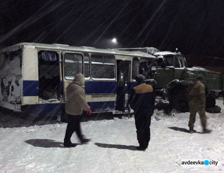 Донбасс: опубликованы жуткие фото с места столкновения шахтерского автобуса и военного КрАЗ